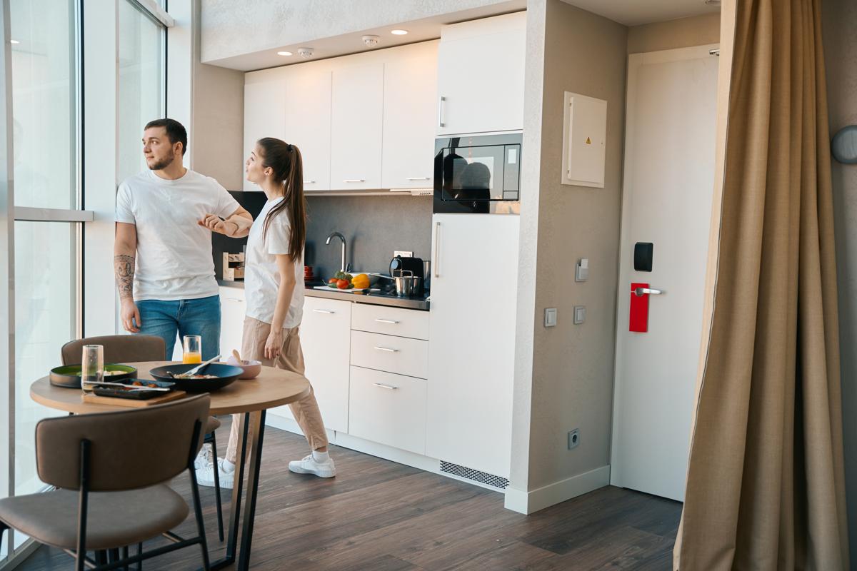https://d2f5mm04vumuna.cloudfront.net/unit-images/64d612a6-edb7-4ec0-8795-c7130334accd/s/Emotional_Spouses_Quarrel_in_Kitchen_N.jpg