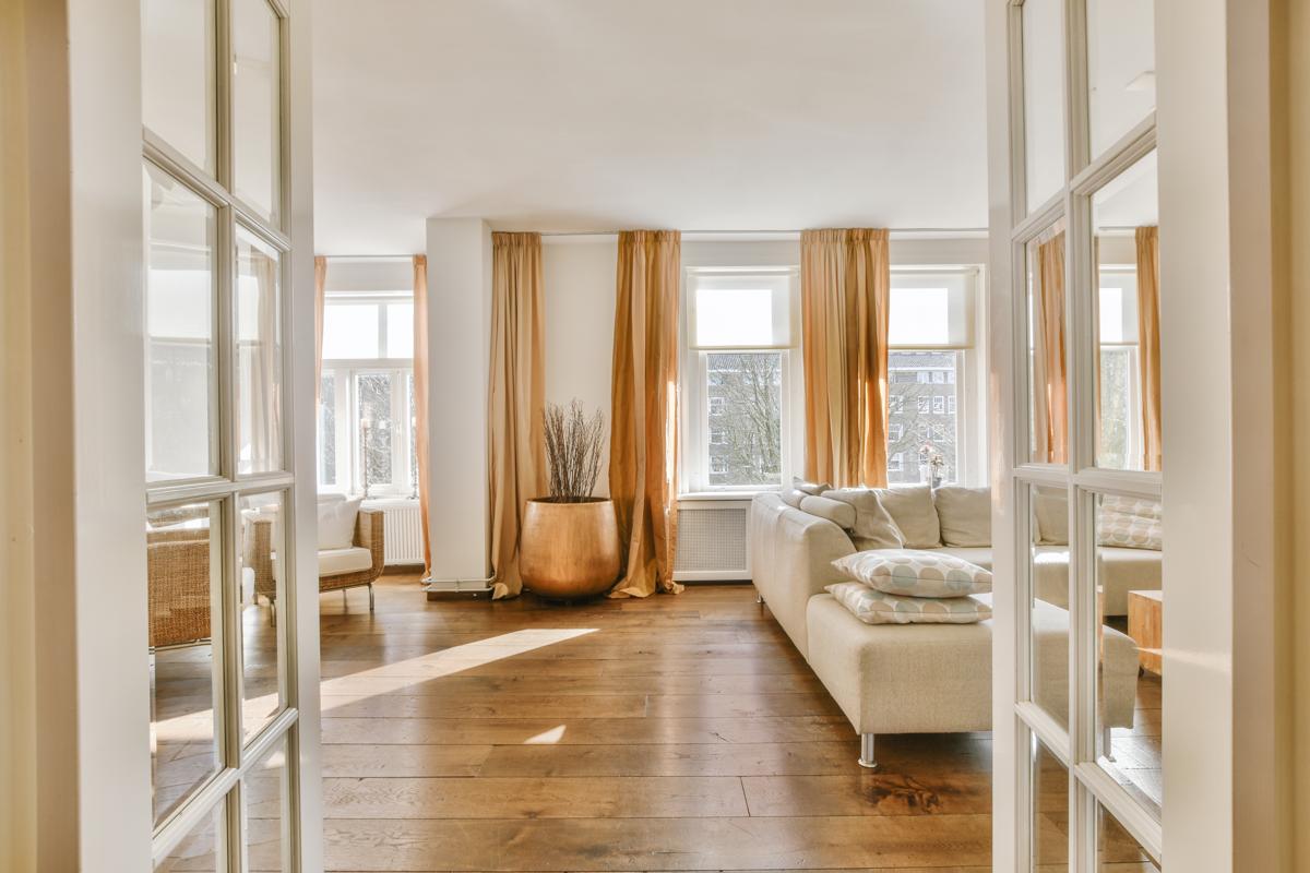 https://d2f5mm04vumuna.cloudfront.net/unit-images/64d612a6-edb7-4ec0-8795-c7130334accd/s/Modern_Apartment_Living_Room_Nov_27_20.jpg